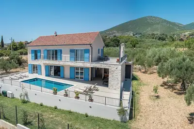 Image de Tremendous 5-bedroom villa in Kaštel Novi with fitness room and heated pool.