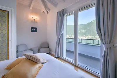 Image de Villa di Lusso Fronte Lago con Vasca Idromassaggio e Garage