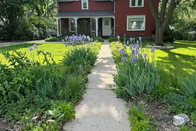 Image de Red House Over Yonder - Completely renovated early 1900s farmhouse