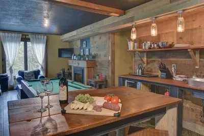 Image de Lake Front Loft 4 |Hot Tub | Pool Table | Sleeps 4