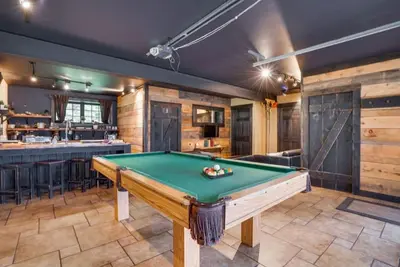 Image de Industrial Loft 1 | Hot Tub | Pool Table | Lake