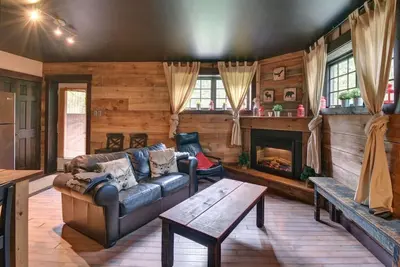 Image de Loft 5 | Hot Tub | Sleeps 4 | Dog Friendly | Lake