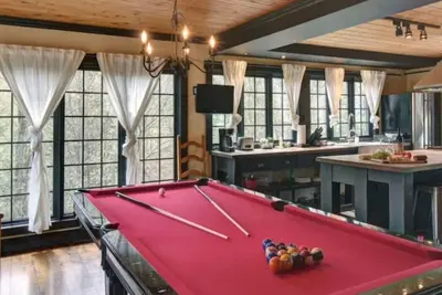 Image de Grand Loft | Lake | Pool Table | 2 Beds | Hot Tub