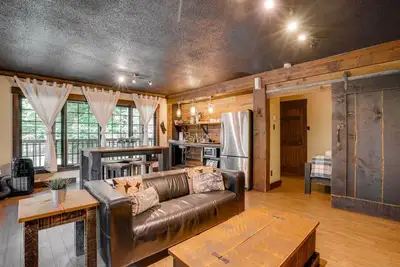 Image de Loft 3 | Fireplace | Hot Tub | Sleeps 4 | Lake