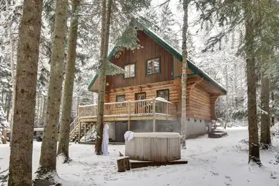 Image de Chalet Le Solitude | 2 Bedrooms | Hot Tub | Nature