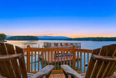 Lakefront Escape, Dock Access and Mountain Views!
