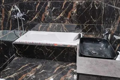 Image de Unparalleled: Experience the Pinnacle of Luxury Home Stays with a Lavish Bathtub