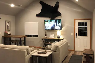 Image de . 5 mile to Lake Oahe boat access, 15 min from Pierre Sd, wifi, oversized garage