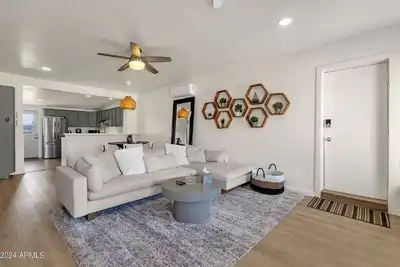 Image de Large Guest House - Private Yard!