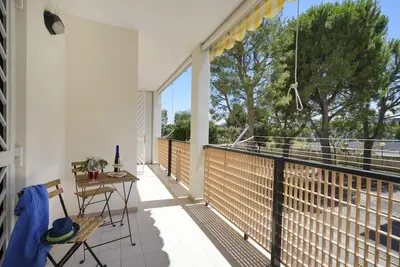 Image de Spacious apartment recently renovated and able to comfortably accommodate up to 5 people, with three bedrooms, two bathrooms and two balconies. The accommodation has a convenient parking space inside the condominium park. Located just 5 minutes walk from