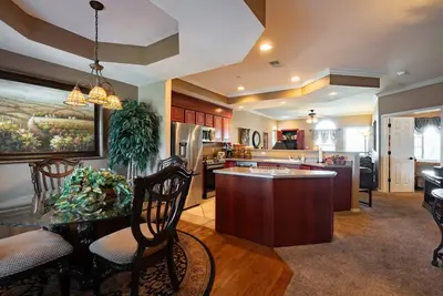 Image de 2br Condo ~ Elevator ~ Golf View ~ Near the 76 Strip ~ Free Tickets Included! (L7-5)