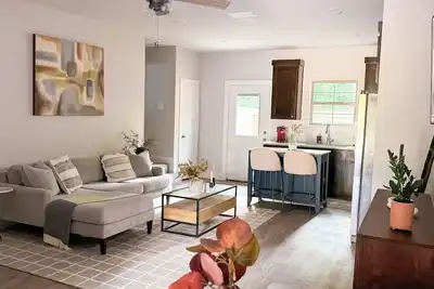 Image de Cozy 2-bedroom townhome in Lindale Tx. Ev charger, Fenced in yard and Car garage