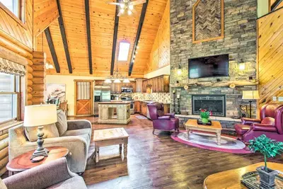 Image de Rustic Pinetop Log Cabin w/ Fire Pit + Grill!