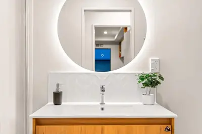 Image de New stylish 2bedroom warm &cozy unit/kingbed /UnitD