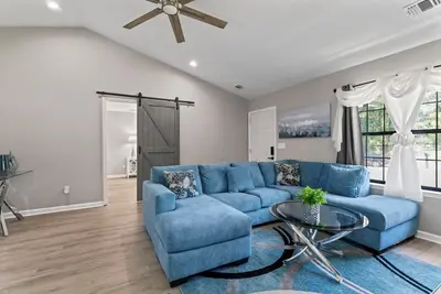 Image de The Calming Loft is a Southern Oasis with a stylish modern ambiance