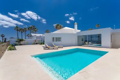 Image de Villa de luxe tranquille avec vue magnifique sur la mer