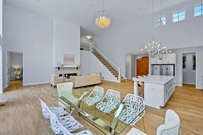 Image de Stunning Elegant Retreat. Central. New home!