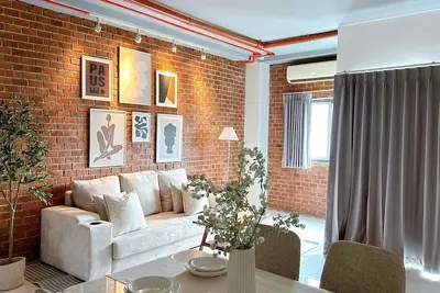 Image de Ekkamai Loft kingbed+ couch +convertible sofabed + airmatt, max 4