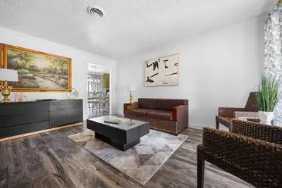 Image de Charming 3br Retreat – Single Story in Richardson