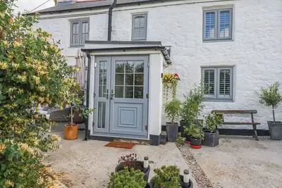 Bumblebee Cottage, pet friendly, with open fire in Luxulyan