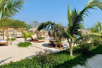 Image de Luxurious Beach Villa: Turquoise Waters in the Heart of Baru Island