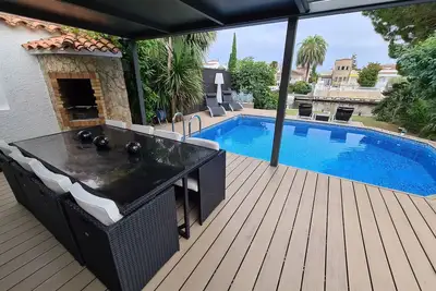 Image de Valira 5, charmante villa avec piscine et amarrage privés au bord du canal!