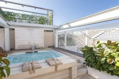Image de \"Rome's Luxury Penthouse: Views, Jacuzzis, and Unbeatable Location\"