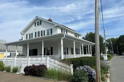 Image de 3br beach house. Steps from private beach. Gardens, wraparound porch. Quiet St.