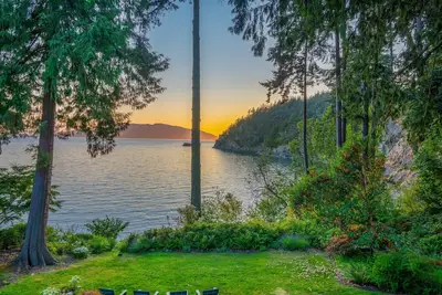 Image de Chuckanut Beachfront Sanctuary w\/ Bay View, Private Beach, Hot Tub & Wildlife