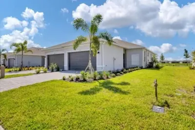 Image de \"Hibiscus Haven\" awaits to enchant you with its idyllic charm and comforting embrace
