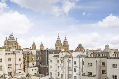 Image de Opulent Penthouse Suites with Superior Finishes and Stunning Skyline Views
