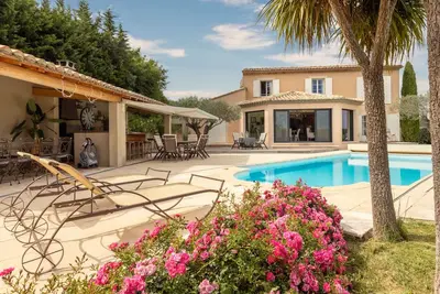 Image de Villa Rosalie, une jolie maison de vacances avec piscine privée pour 6 personnes, située à pied du village typique de Rochefort-sur-Gard.