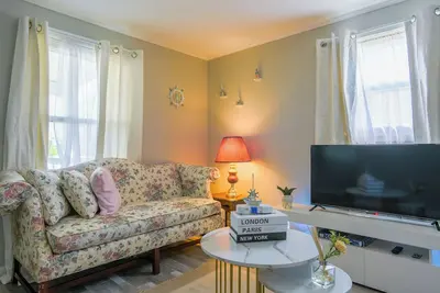 Image de Cozy Costal Retreat in the heart of Groton's charming beach community,