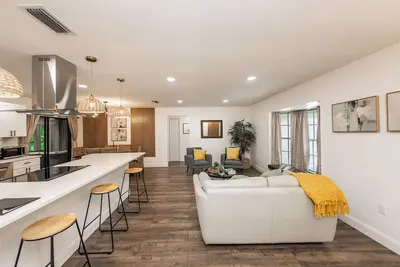 Image de Luxury Home Near Parks & Beach Great Location