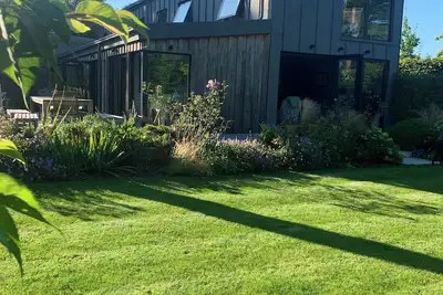 Image de Delightful modern 4-bedroom zinc clad house with WiFi in Four Elms, Kent.