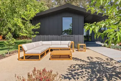 Image de Stunning Renovated Mid-Century Modern Home on 2. 5 Acres in Napa Valley