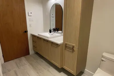 Image de Tranquil Scandinave Cottage: Secluded Forest Retreat by the Water