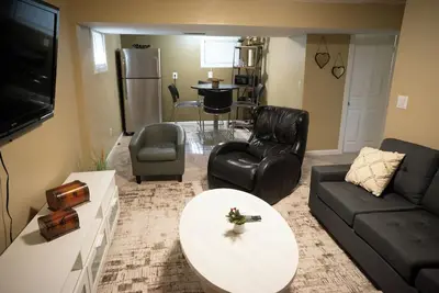 Image de Cozy basement studio with a separate entrance, Very comfortable, see pictures.