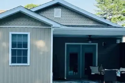 Image de The Secret Cottage-Hidden Gem! Entire cottage with covered patio!