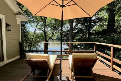 Image de Charming Lakefront Retreat Nestled Among Trees
