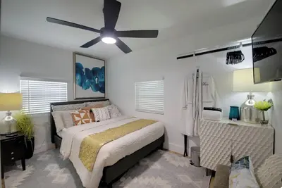 Image de Modern, Cozy, & Stylish Downtown Retreat - 5 Star Location & Amenities!