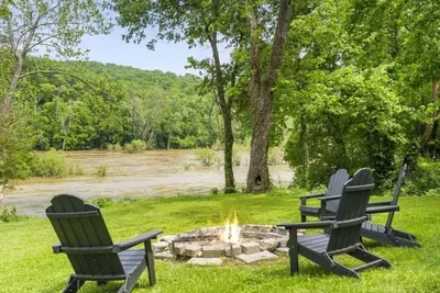 Image de Cozy Riverfront Cabin #1 on the James River! Sleeps 4, #1 of 5 Cabins