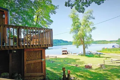 Image de The Lake House: A peaceful waterfront retreat