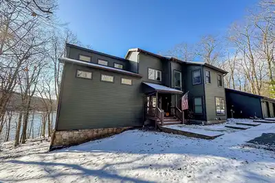 Image de New: Stunning Lakefront Home with Free Kayaks, Toys + More