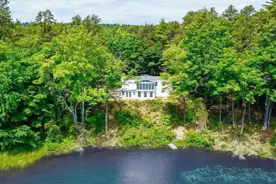 Image de Waterfront! HotTub-Kayak-On Snowmobile Trail-Massage chair-Sauna-On Hiking Trail