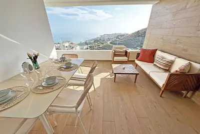 Image de Appartement 'Maravilla Jacaranda Beach View' avec vue sur mer, Wi-Fi et climatisation