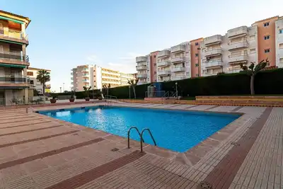 Image de Appartement 'Near Beaches Large Private Patio' avec piscine partagée, Wi-Fi et climatisation