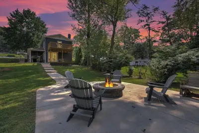 Image de Frog Hollow Lodge | Riverfront, Fire Pit + Kayaks!