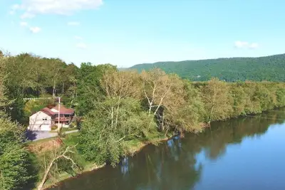 Image de Lazy Bass Lodge | Riverfront & Porch Views + Boat Launch