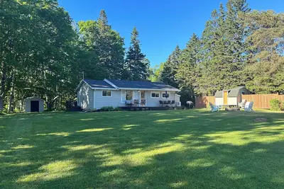 Image de Family friendly cottage, centrally located, w/large yard- minutes from the water